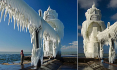 Lake%20Michigan%20lighthouse%20turned%20into%20ice-sculpture%20byzing%20...