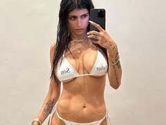 Mia Khalifa posa sin ropa para comerciales de su joyería