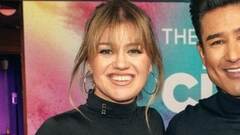 Kelly Clarkson, 41, flaunts her newly slender figure in a ...