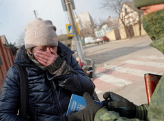 56) Humanitarian corridors reopen in southeast Ukraine after one ...