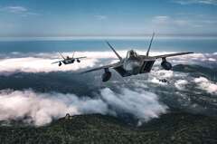 Lockheed Martin F-22 Raptor (Lockheed Martin F-35 Lightning II)