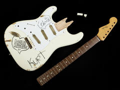 Kurt Cobain Guitar (Kurt Cobain Fender Stratocaster)