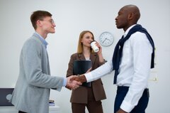 How to Introduce Yourself in an Interview: Examples & Tips to Succeed