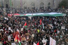 Thousands of protesters gather in DC to call for a cease-fire in ...