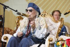 A surprise Joni Mitchell serenade closes the Newport Folk Festival ...