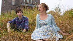 Freddie Highmore And Vera Farmiga In Bates Motel