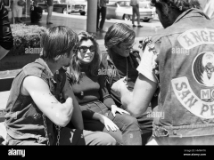 Peter Fonda and Nancy Sinatra on the set of the 1966 Roger Corman ...