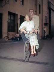 REAR WINDOW, 1954 directed by ALFRED HITCHCOCK On the set, Grace Kelly and James Stewart (photo)