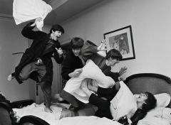 Beatles Pillow Fight George V Hotel Paris 1964 Style A es