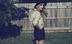 Taylor Swift in black hat wallpaper