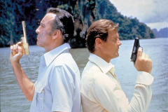THE MAN WITH THE GOLDEN GUN, 1974 directed by GUY HAMILTON Christopher Lee / Roger Moore (photo)